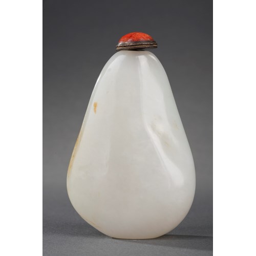 Snuff bottle jade white and brown spot of pebble shape
